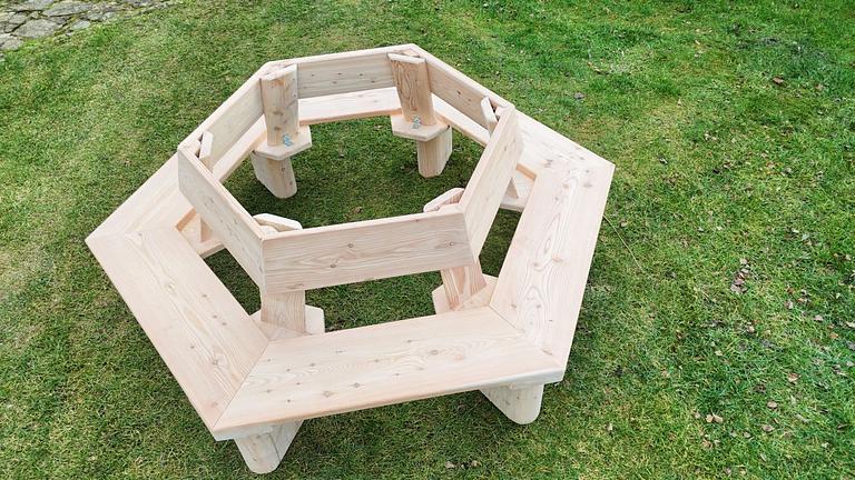 Baumbank. Ostern Geschenk. Gartenbank. Krongartmöbel.