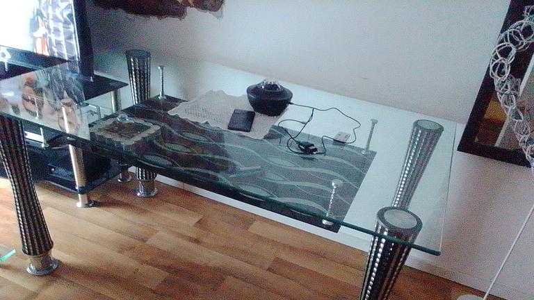 Ich verkaufe schönen Glas tischs großen mit Silber Beine