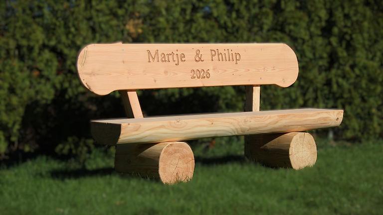 Gartenbänke aus Lärchenholz mit Gravur. Hochzeitsgeschenk.