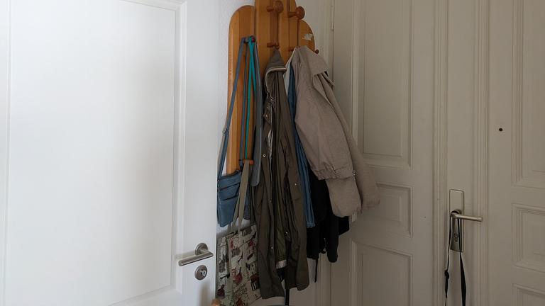 Möbel, neuwertige Wäschespinne, Garderobe,Gardinen, Gemälde u.ä.